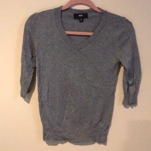 Adorable grey sweater!